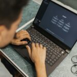 Profissional usando inteligência artificial no laptop para aumentar produtividade
