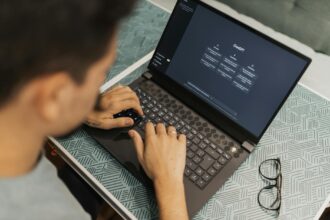 Profissional usando inteligência artificial no laptop para aumentar produtividade