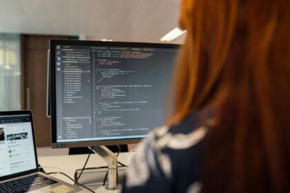 Desenvolvedor usando IA como code assistant em pair programming no desenvolvimento de software