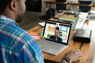 Profissional usando IA para criar respostas de copywriting e superar objeções de preço em vendas B2B