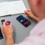 Desenvolvedor criando app com inteligência artificial usando Google Stitch e Supabase