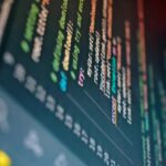 Tela de computador com codigo colorido representando programacao intensa - gstack, a fabrica de software de Garry Tan do Y Combinator com 600 mil linhas em 60 dias