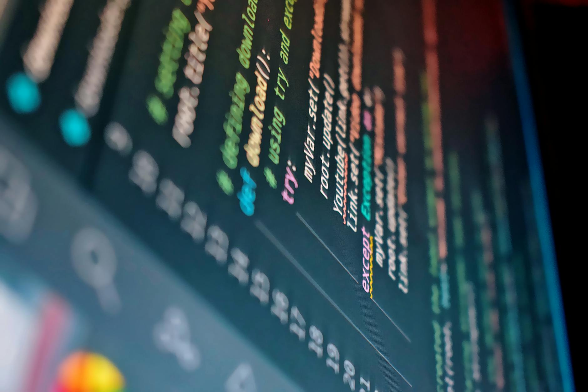 Tela de computador com codigo colorido representando programacao intensa - gstack, a fabrica de software de Garry Tan do Y Combinator com 600 mil linhas em 60 dias