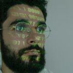 Desenvolvedor programando com assistente de inteligência artificial, representando a nova era de produtividade triplicada com IA na programação