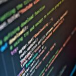 Programador analisando código gerado por IA com vibe coding — futuro da programação ou ciclo de hype tecnológico