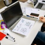 Empresário analisando margens de operação enxuta em software house inspirado na estratégia de Jeff Bezos