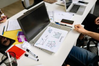 Empresário analisando margens de operação enxuta em software house inspirado na estratégia de Jeff Bezos