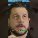 Desenvolvedor focado programando em laptop com código na tela em ambiente de trabalho profissional