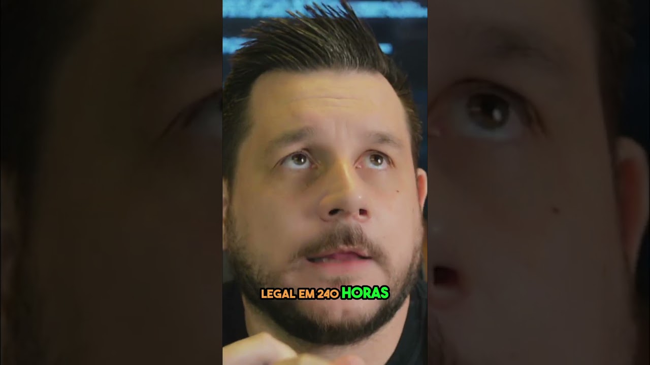 Desenvolvedor focado programando em laptop com código na tela em ambiente de trabalho profissional