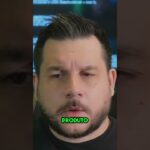 Profissionais de tecnologia planejando estratégia de software em escritório moderno com whiteboard