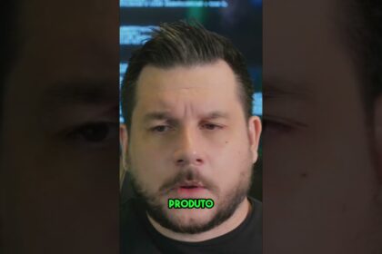 Profissionais de tecnologia planejando estratégia de software em escritório moderno com whiteboard