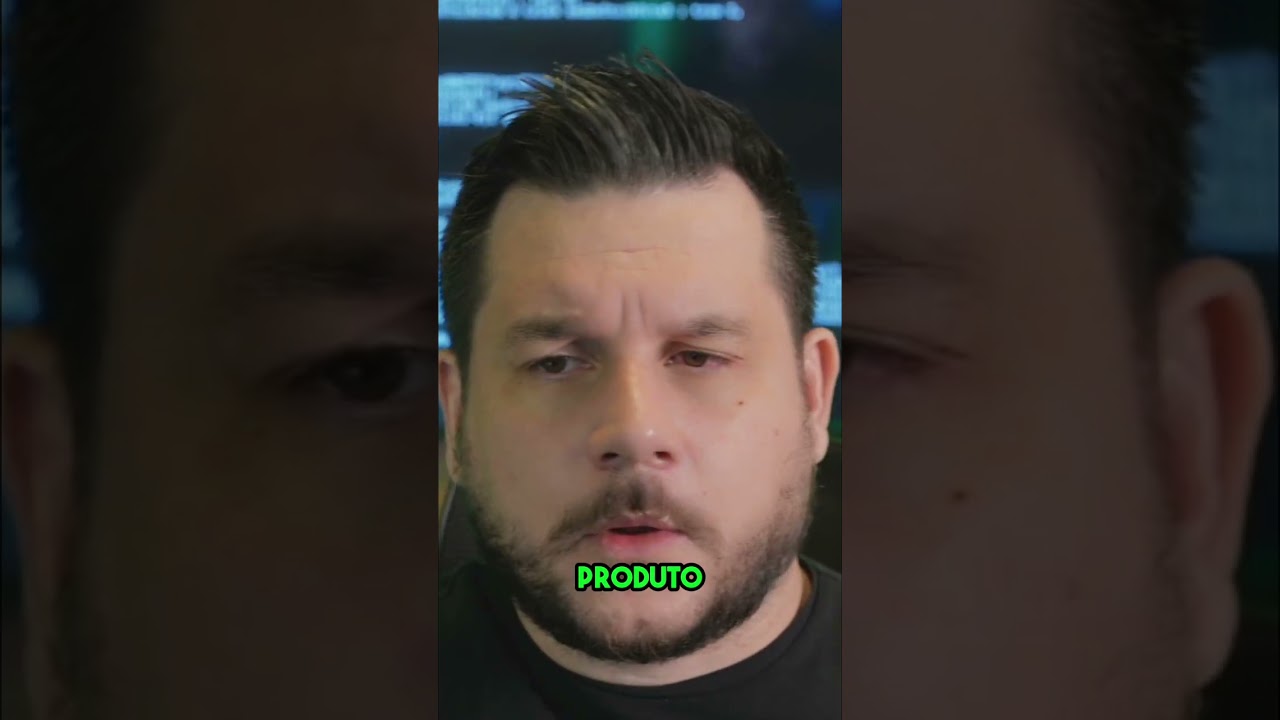 Profissionais de tecnologia planejando estratégia de software em escritório moderno com whiteboard