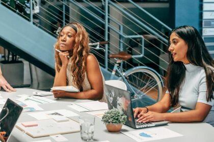 Equipe de marketing discutindo estratégias em reunião de negócios para software house